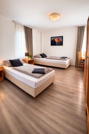 Chambre classique double ou avec lits jumeaux, vue sur la ville | Literie hypoallergénique, bureau