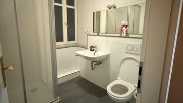 Chambre Classique Double ou avec lits jumeaux, vue ville | Salle de bain