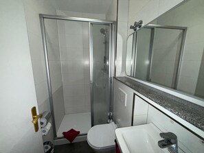 Basic Room | Bathroom | Shower, hair dryer, towels, soap - Nassauer Hof  (Frankfurt)