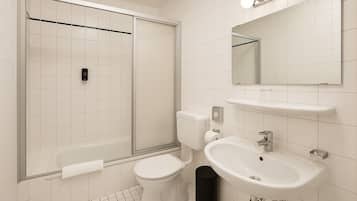 Rom – basic | Bad | Dusj, hårføner, håndklær og såpe