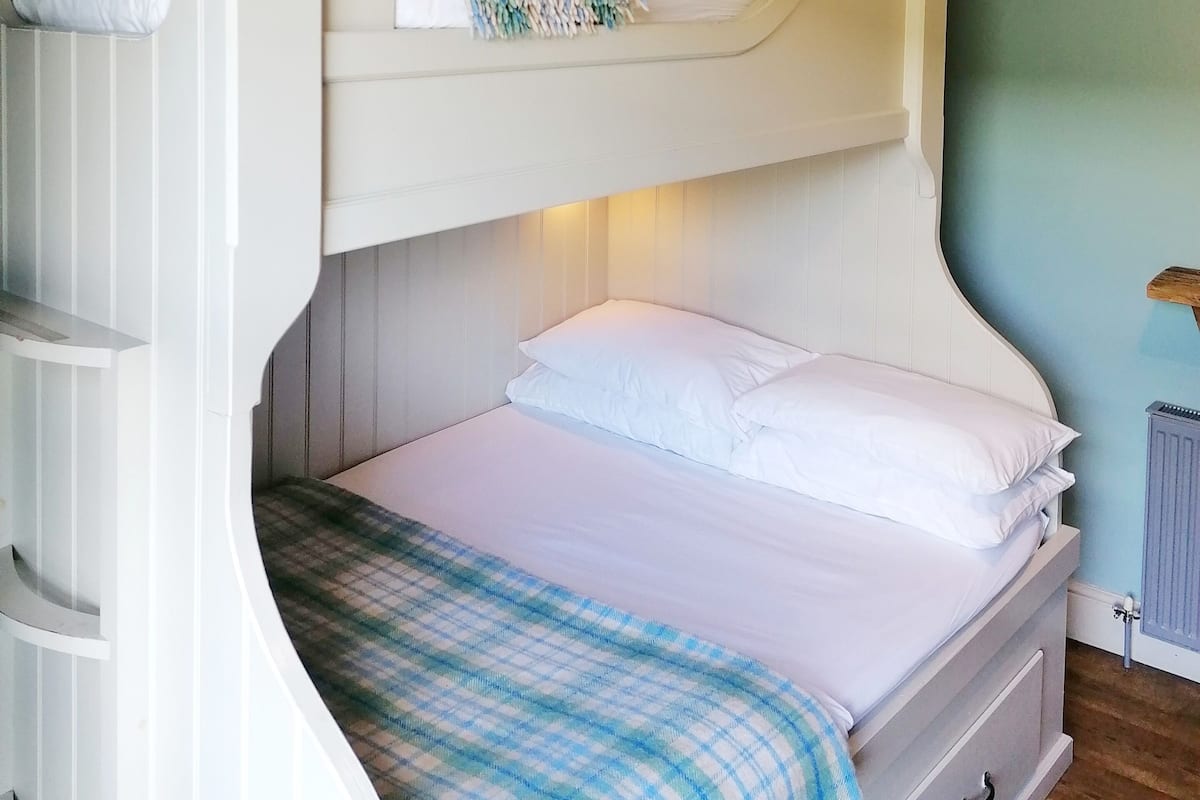 Family Room, Shared Bathroom (Room 0 Private Room) | WiFi (free), bed sheets