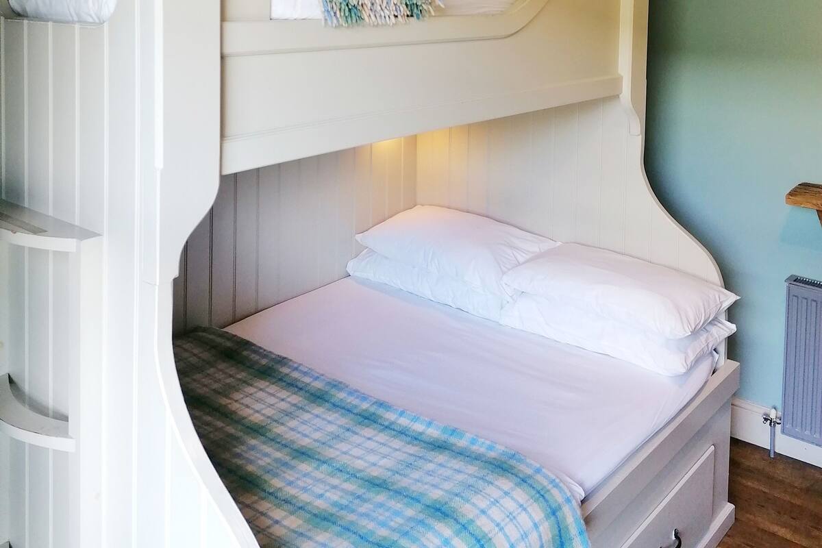 واي فاي مجانًا وملاءات أسرّة