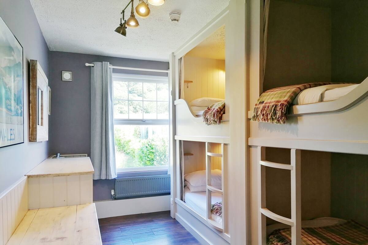 واي فاي مجانًا وملاءات أسرّة