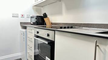 Frigorífico, microondas, horno y placa de cocina