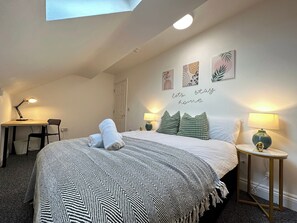 2 bedrooms, desk, iron/ironing board, free WiFi - Cosy, Charming 2-Bedroom Oasis. Sleeps 4 (Ilkeston)