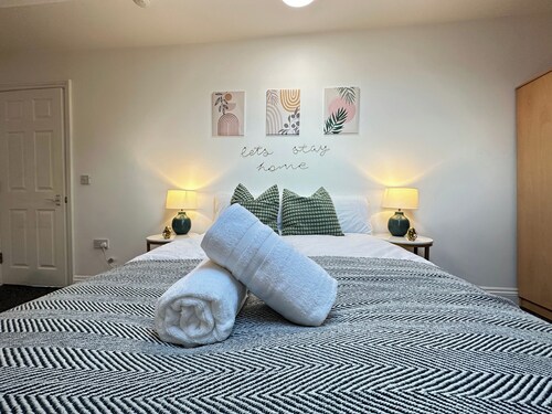 Cosy, Charming 2-Bedroom Oasis. Sleeps 4