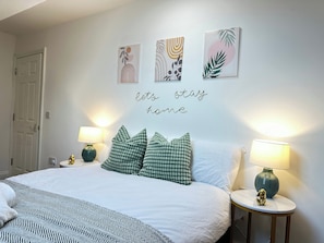 2 bedrooms, desk, iron/ironing board, free WiFi - Cosy, Charming 2-Bedroom Oasis. Sleeps 4 (Ilkeston)