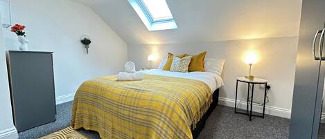 2 chambres, bureau, fer et planche à repasser, accès au Wi-Fi (inclus)