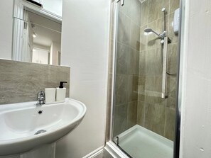 Hair dryer, towels, soap, toilet paper - Cosy, Charming 2-Bedroom Oasis. Sleeps 4 (Ilkeston)