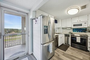 冷蔵庫、電子レンジ、オーブン、コンロ