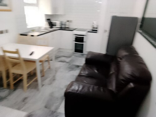 Modern 2 Bedroom Flat, Ashton-Under-Lyne City Centre, Near Tameside Hospital