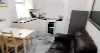 Modern 2 Bedroom Flat, Ashton-Under-Lyne City Centre, Near Tameside Hospital