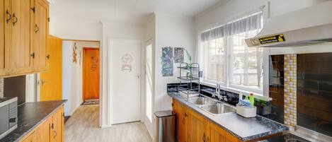 Een koelkast, een microgolfoven, een broodrooster