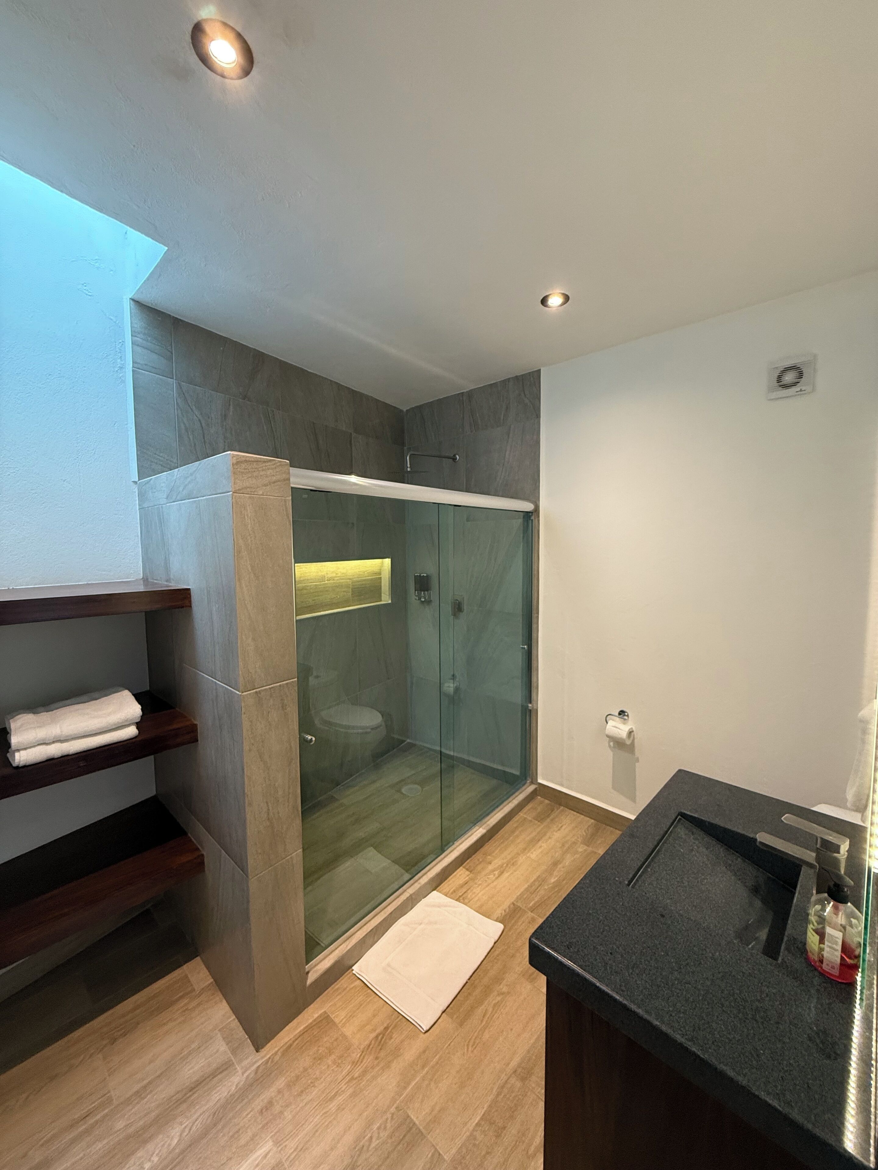 淋浴设施、毛巾、肥皂、卫生纸