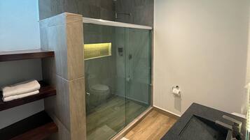 Dusche, Handtücher, Seife, Toilettenpapier