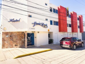 Vista frontal de la propiedad