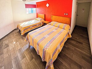 Eenvoudige tweepersoonskamer | Een laptopwerkplek, gratis wifi