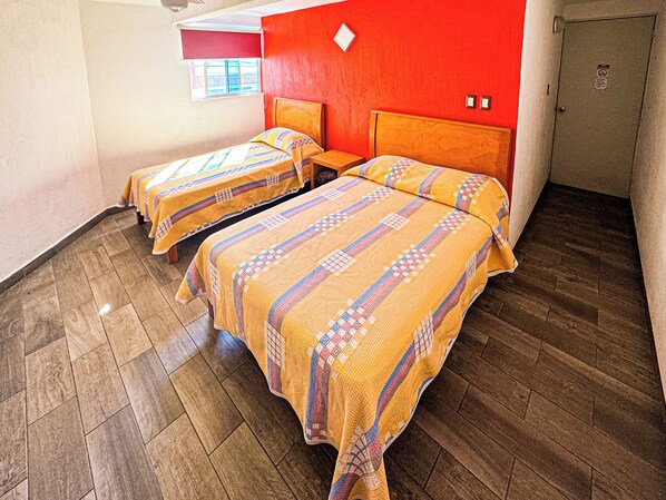 Habitación básica doble | Espacio para trabajar con laptop y wifi gratis 