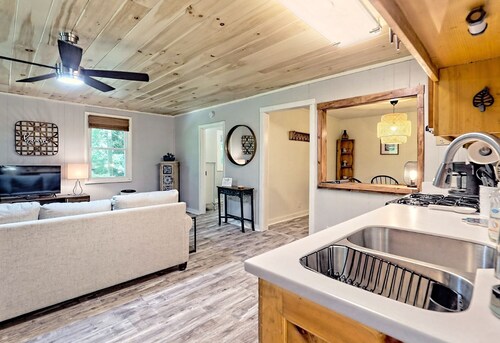 Cute'N Chic 2B/1B Upper Level in Clayton