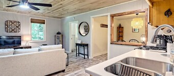 Cute'N Chic 2B/1B Upper Level in Clayton