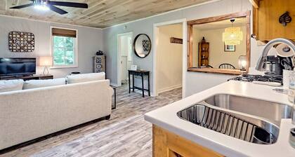 Cute'N Chic 2B/1B Upper Level in Clayton