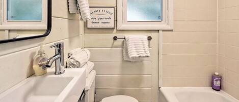 Secador de pelo, toallas, jabón, shampoo