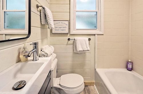 Cute'N Chic 2B/1B Upper Level in Clayton