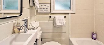 Cute'N Chic 2B/1B Upper Level in Clayton