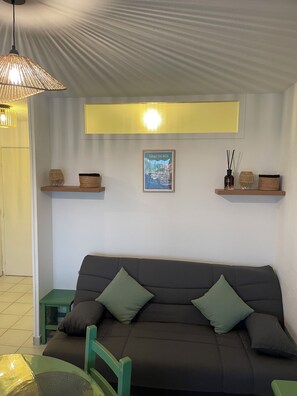 TV - Apartment lake salonique (Le Grau-du-Roi)