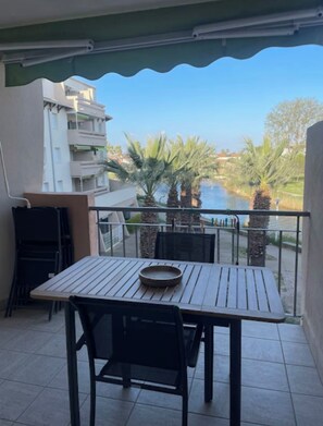 Outdoor dining - Apartment lake salonique (Le Grau-du-Roi)