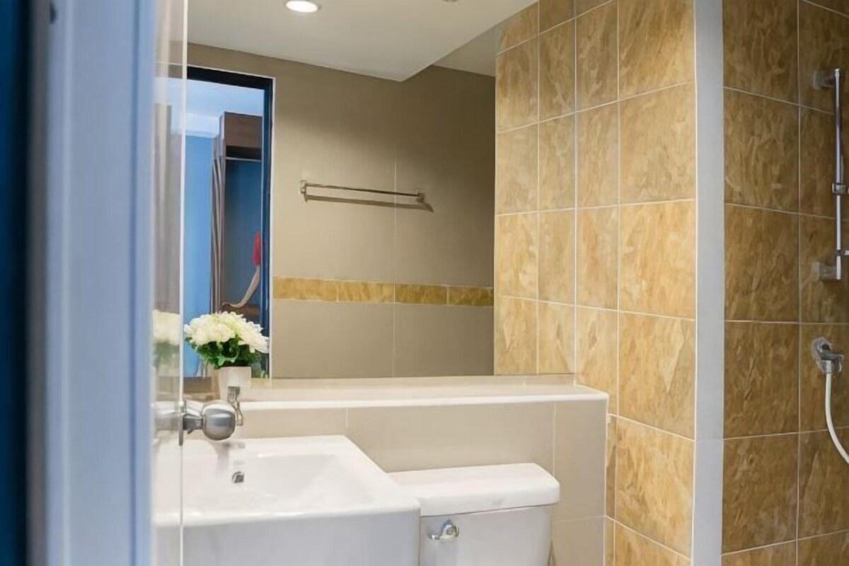Une salle de bain avec un lavabo, des toilettes et une douche.