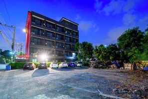 A multi-story building with a parking lot in front. - PP@Hotel Rangsit (Rangsit)