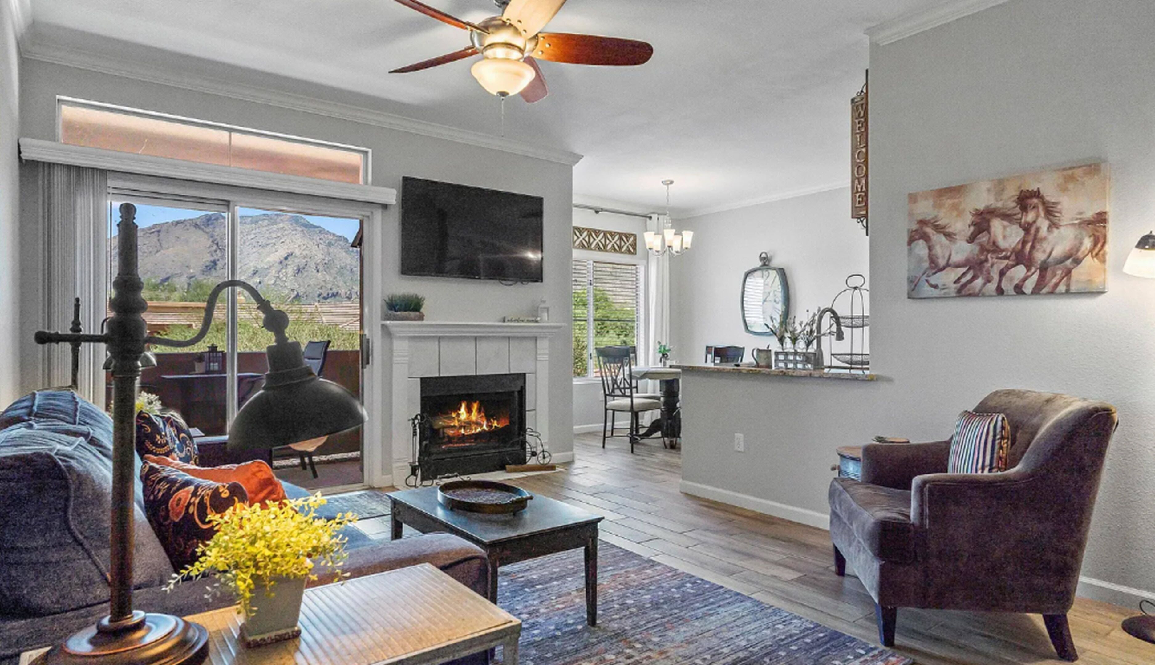 Een televisie en een open haard