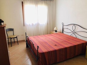 2 Schlafzimmer, Bügeleisen/Bügelbrett