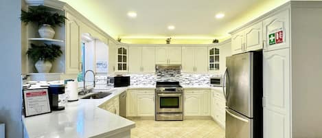 Refrigerador, microondas, horno, placa de cocina