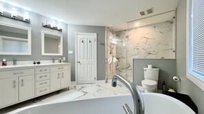 Eco-friendly toiletries, hair dryer, bidet, towels - Designer 4BR Retreat | Luxe Living + Family-Friendly Fun (Mississauga)