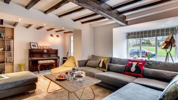 Comfort House, Multiple Beds, Pets Allowed, Garden View | Living area