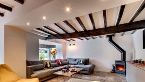 A cozy living room with a sofa set, a coffee table, and a fireplace. - Aysgarth Nook by Luxury Travel Emporium (Aysgarth)