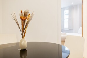 Dining - Chelsea Riverside Modern Escape (London)