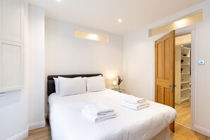 2 slaapkamers, een strijkplank/strijkijzer, internet