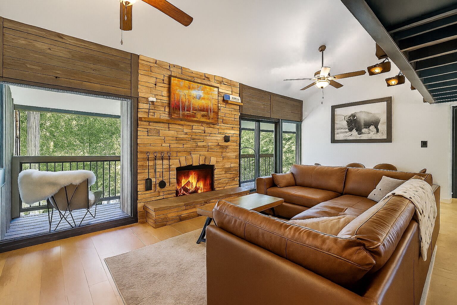 Smart-tv, een open haard en een dvd-speler