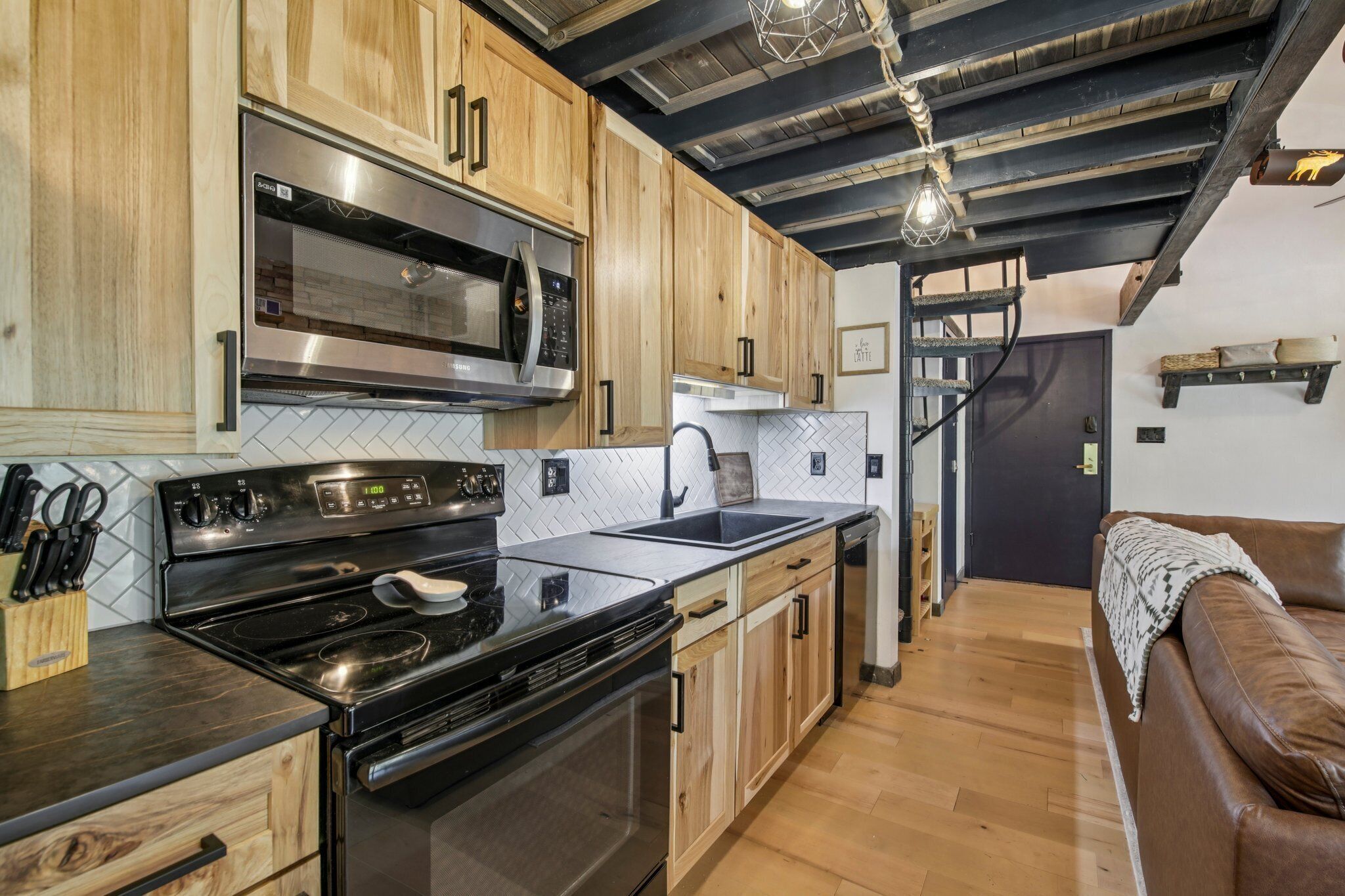 Réfrigérateur, four à micro-ondes, un four, surface de cuisson