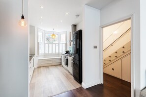 Jääkaappi, mikroaaltouuni, astianpesukone, kahvin-/teenkeitin