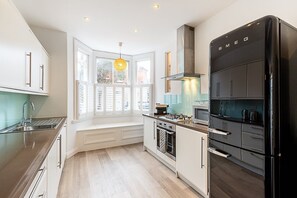 Jääkaappi, mikroaaltouuni, astianpesukone, kahvin-/teenkeitin