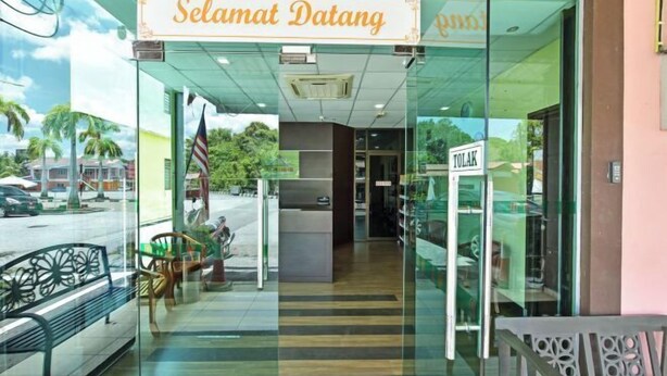 A reception area with a sign reading "Selamat Datang" and a "TOLAK" sign indicating a food counter. - Hotel O Pendang Lake Formerly D Jiwa (Pendang)