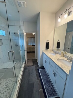 Regadera, toallas, jabón, papel de baño