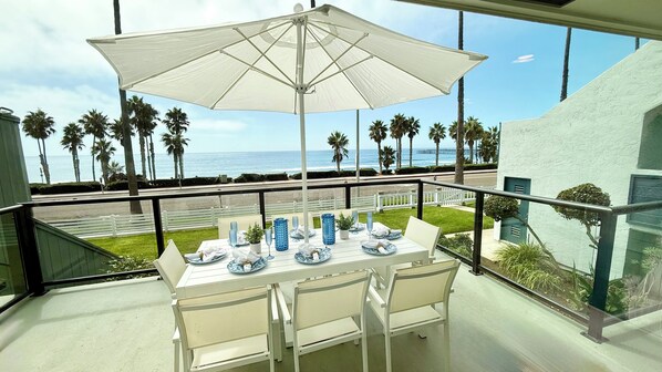 Outdoor dining - Best in Oceanside, Oceanfront Condo: Steps to Sand, Pier, Restaurants, Downtown! (Oceanside)