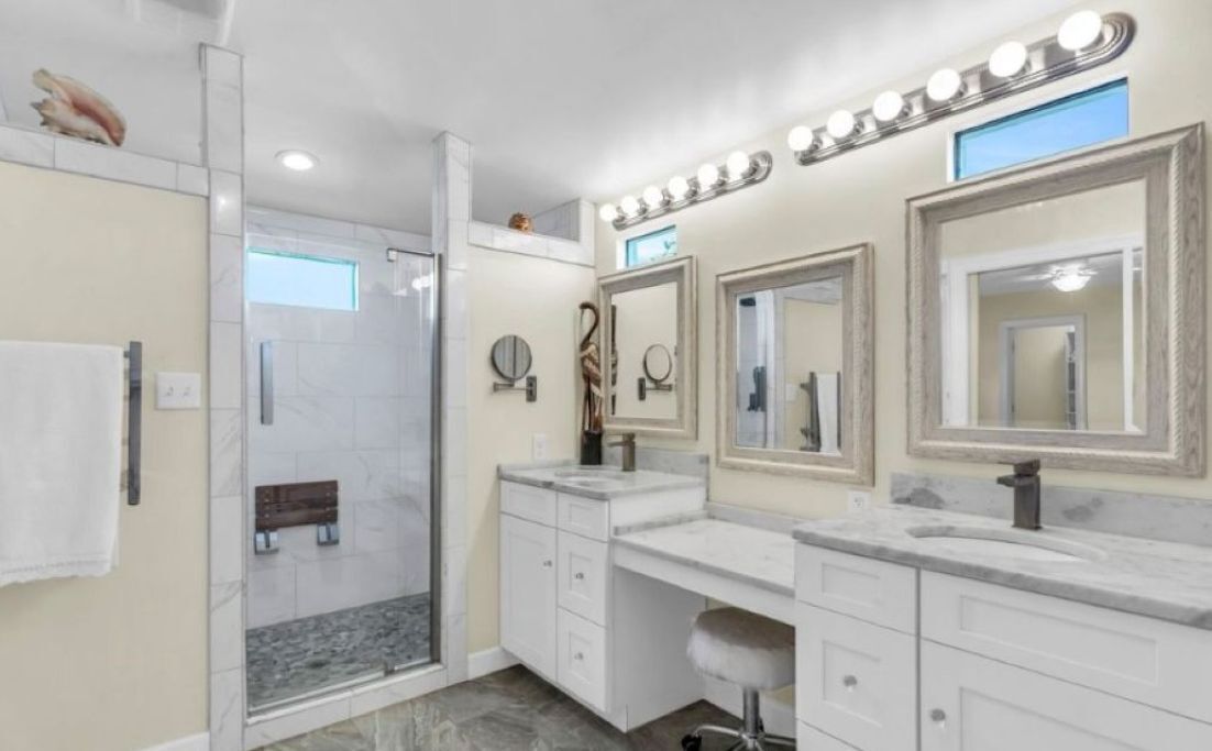 Douche, sèche-cheveux, bidet, serviettes fournies