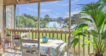 Gone Coastal- Tranquil 3 Bedroom House with access to the White Oak River
