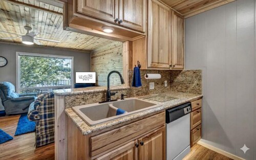 Waterfront Getaway~Lake Access~Deck~BBQ Grill